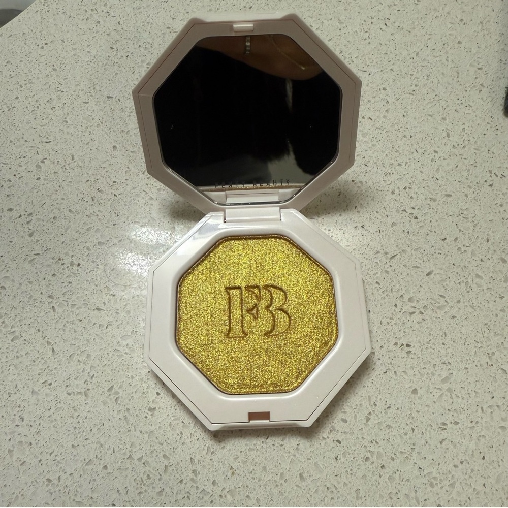 Fenty Beauty: TROPHY WIFE highlighter (BRAND NEW)